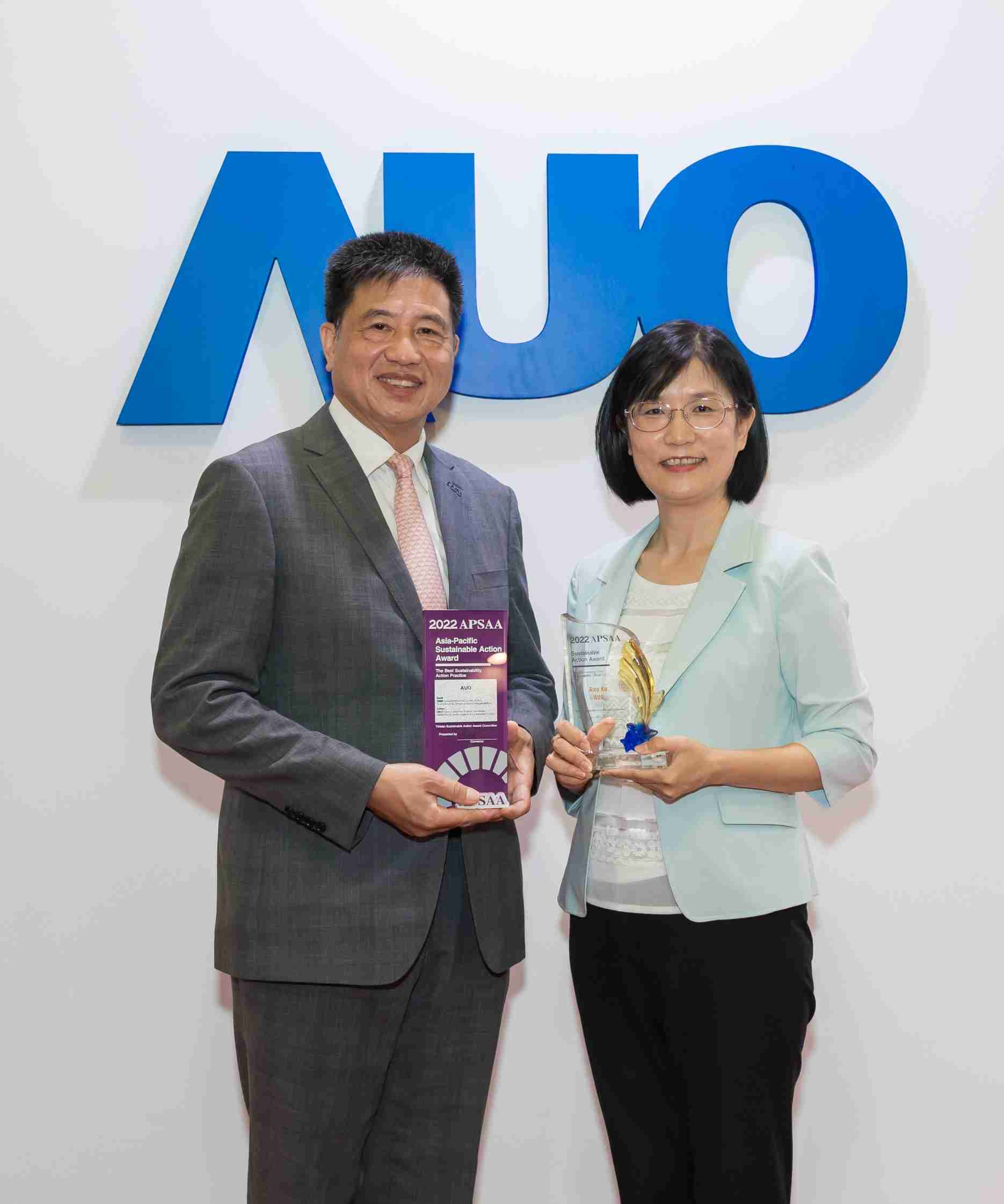 彩神vll长期垫筑永续远景的基石，，透过ESG暨气候委员会逐步实践永续策略蓝图。。其中，，彩神vll光电永续长古秀华带领团队、、制定中长期目标，，，缔造多面向亮眼表现，，，，获得「顶尖永续长奖」的个人奖殊荣（左：彩神vll光电董事长暨执行长彭双浪，，右：彩神vll光电永续长古秀华）