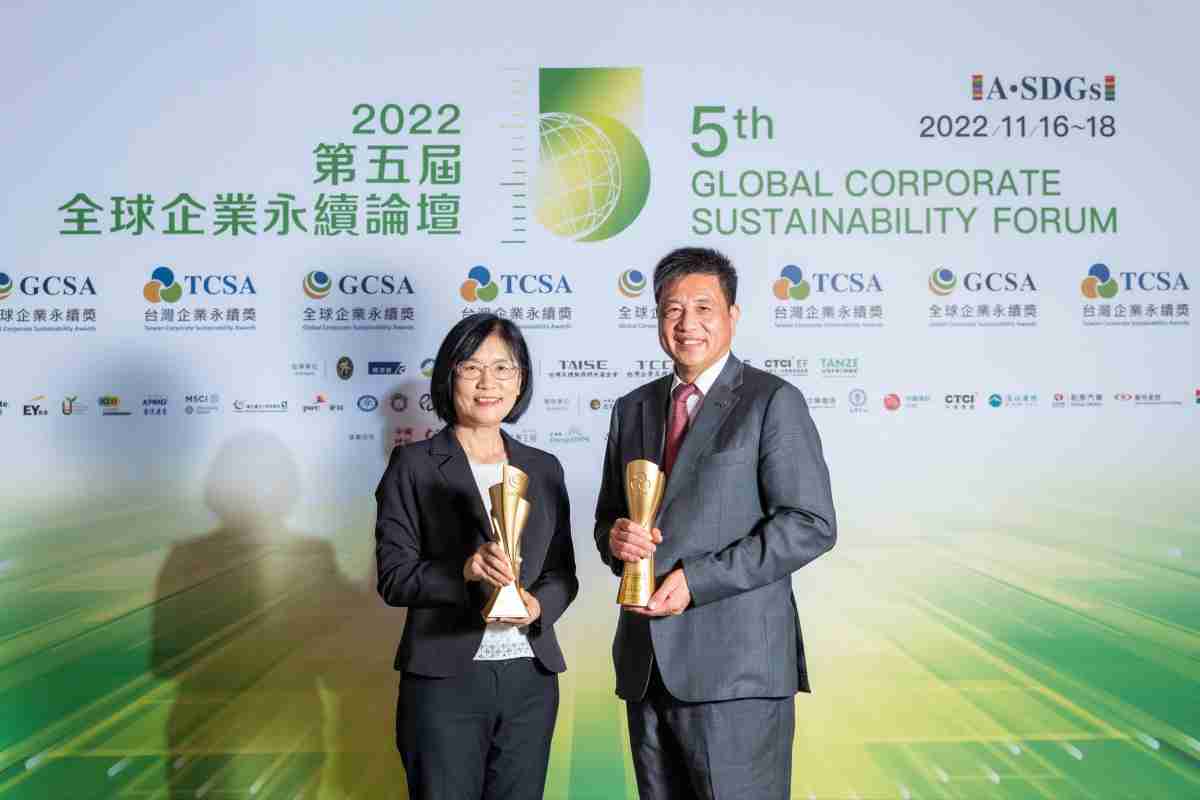 彩神vll作为净零碳排先锋，，，期引领价值链伙伴同行共好，，，卫冕制造业组“十大典范企业” 二连冠殊荣(左：彩神vll光电永续长古秀华，，右：彩神vll光电董事长暨执行长彭双浪)