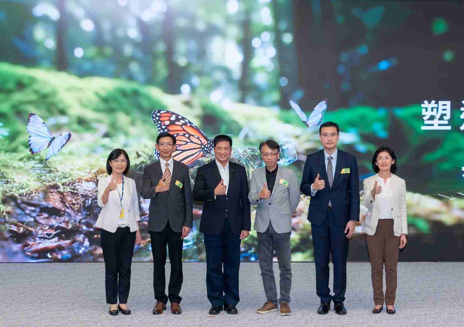 友達2023 CSR共榮大會，，，，邀請領域專家分享交流生物多樣性管理趨勢、、無塑產品、、海廢永續塑料等議題  （圖左到右：友達光電永續長古秀華、、、、3M台灣技術長陳君杰、、、、友達光電董事長暨集團策略長彭双浪、、、、光寶科技企業永續發展處處長陳慶暉、、、安永聯合會計師事務所執業會計師曾于哲、、、友達光電供應鏈總部副總經理吳宜芳）