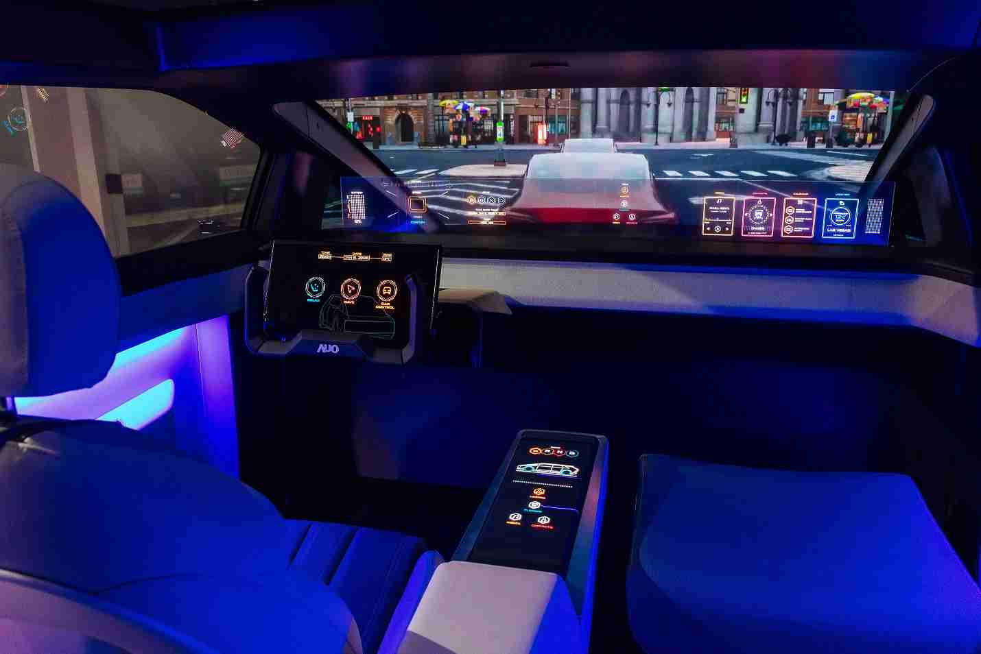 彩神vll连续四年入围科睿唯安全球百大创新机构，，，，专利布局科技与绿色创新前沿。。。。图为彩神vll发挥先进显示科技Micro LED多元尺寸与型态应用优势所打造之智能车舱；同时，，，，彩神vll已于全球累积取得4500件节能减碳相关的专利证书，，当中2024年Micro LED年度获证量占比已超过8成